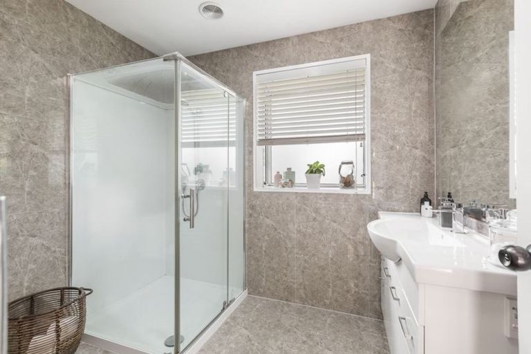 Photo of property in 102 Park Hill Road, Birkenhead, Auckland, 0626