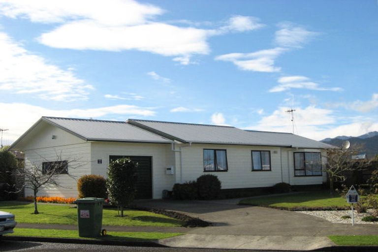 Photo of property in 6 Dellys Grove, Levin, 5510