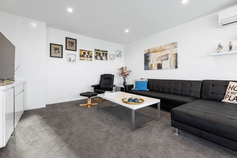 Photo of property in 2/60 Moncks Spur Road, Redcliffs, Christchurch, 8081