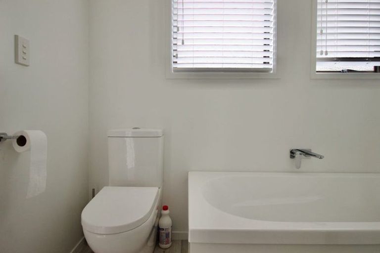 Photo of property in 2a Taipari Road, Te Atatu Peninsula, Auckland, 0610