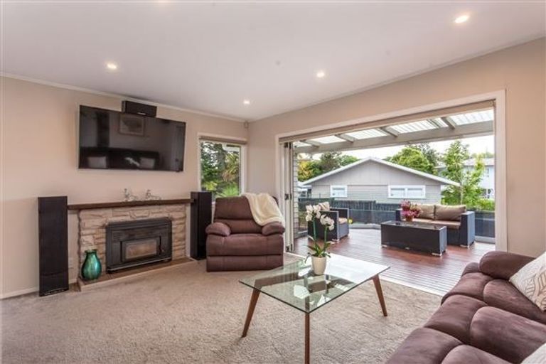 Photo of property in 15 Cajero Place, Green Bay, Auckland, 0604