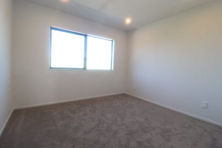 Photo of property in 1 Ngatoa Place, Glenfield, Auckland, 0629