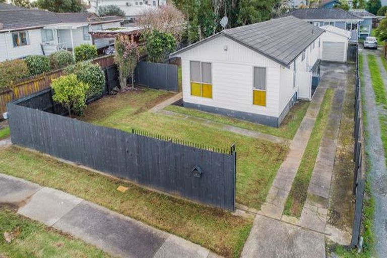 Photo of property in 8 Becker Drive, Weymouth, Auckland, 2103