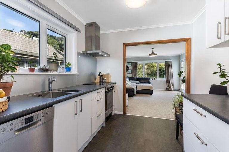 Photo of property in 66 Airlie Road, Plimmerton, Porirua, 5026