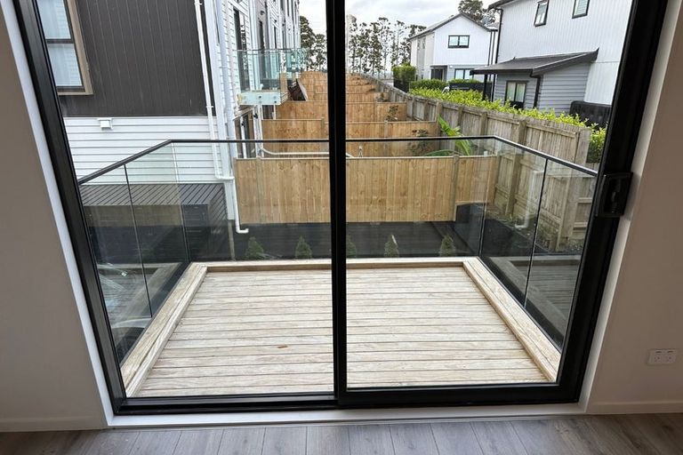 Photo of property in 3/105 Hobsonville Road, West Harbour, Auckland, 0618