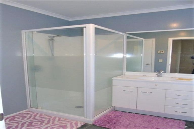 Photo of property in 52 Dress Circle, Newlands, Wellington, 6037