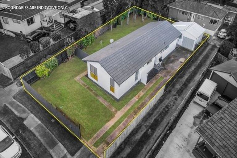 Photo of property in 8 Becker Drive, Weymouth, Auckland, 2103