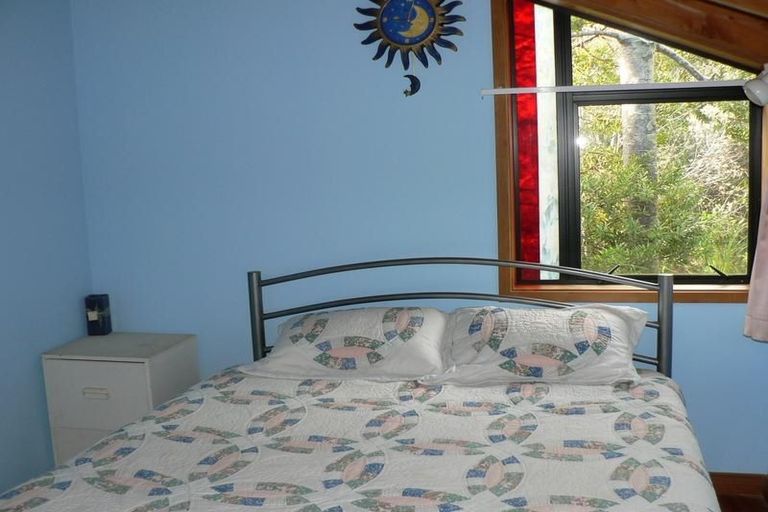 Photo of property in 18 Rayner Road, Piha, New Lynn, 0772