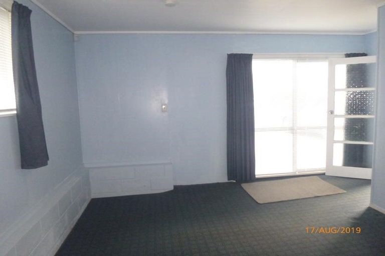 Photo of property in 2 Nielsen Place, Massey, Auckland, 0614