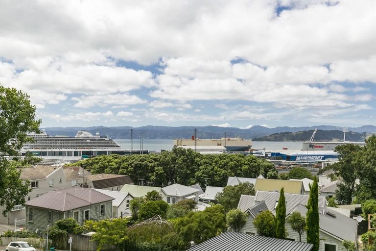 Photo of property in Grosvenor Flats, 19 Cottleville Terrace, Thorndon, Wellington, 6011