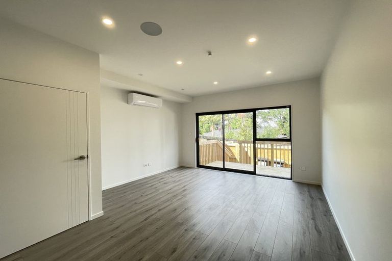 Photo of property in 2/105 Hobsonville Road, West Harbour, Auckland, 0618