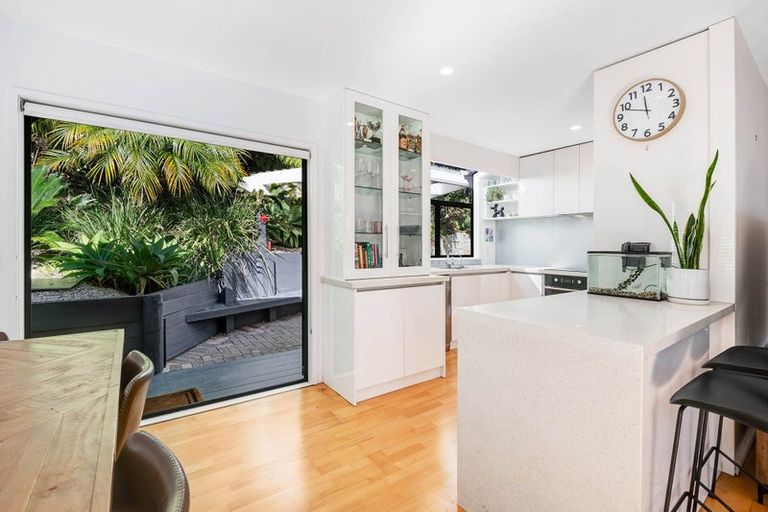 Photo of property in 2/8 Heatherleigh Rise, Northcross, Auckland, 0632