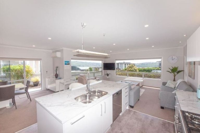 Photo of property in 20 The Fjord, Aotea, Porirua, 5024