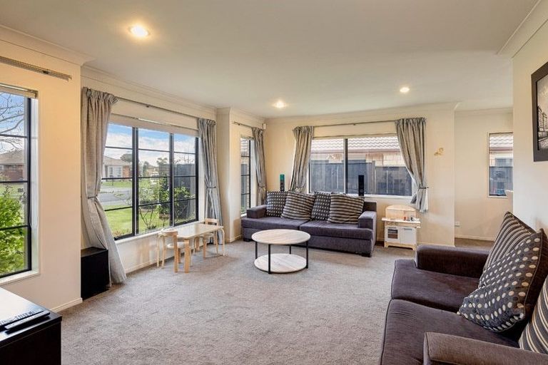 Photo of property in 17 Aberdeen Crescent, Wattle Downs, Auckland, 2103