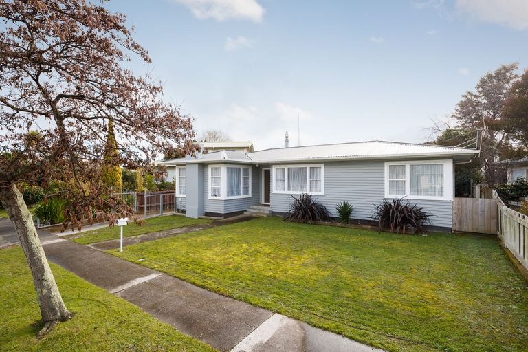 Photo of property in 18 Catlins Crescent, Milson, Palmerston North, 4414
