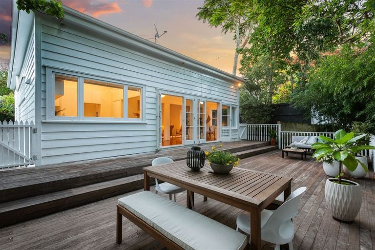 Photo of property in 17b Rodney Road, Northcote Point, Auckland, 0627