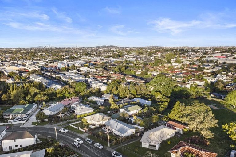 Photo of property in 22 Sarona Avenue, Glen Eden, Auckland, 0602