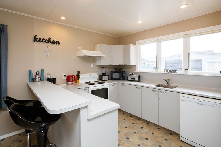 Photo of property in 18 Catlins Crescent, Milson, Palmerston North, 4414