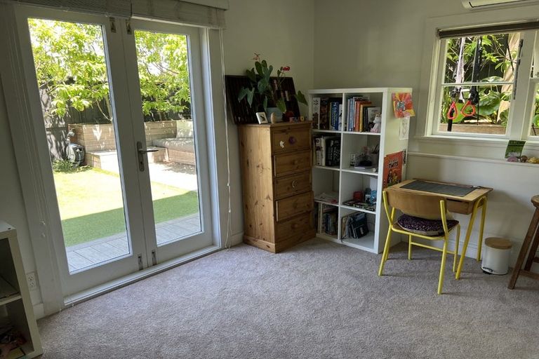 Photo of property in 2/192 Queen Street, Northcote Point, Auckland, 0627