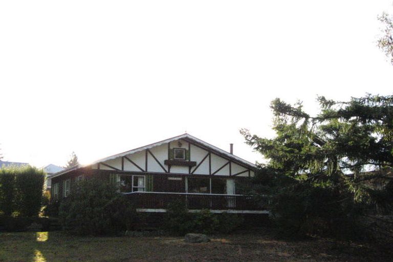 Photo of property in 35 Cedar Drive, Kelvin Heights, Queenstown, 9300