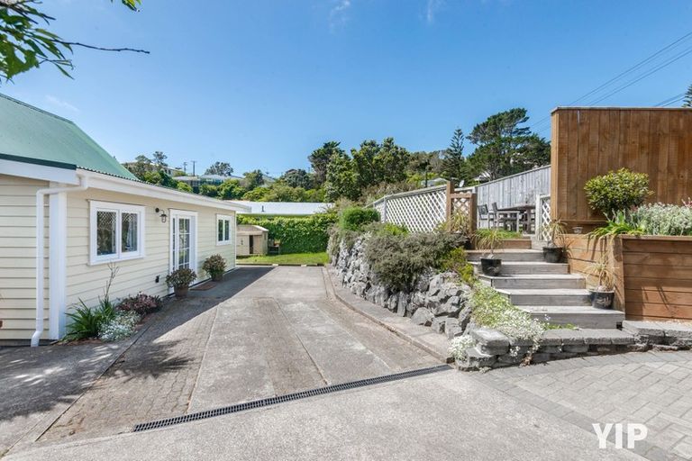 Photo of property in 11 Lyndfield Lane, Newlands, Wellington, 6037