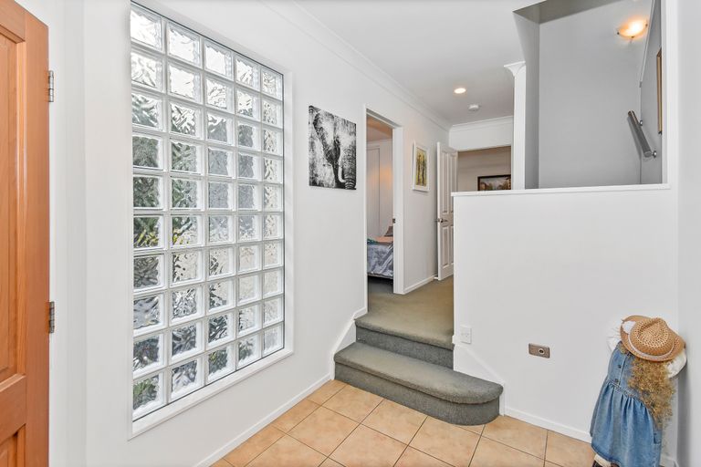 Photo of property in 2/11 The Rosebowl, Sunnyhills, Auckland, 2010