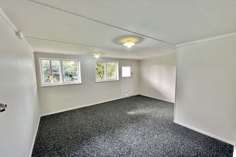Photo of property in 10 Fowey Avenue, Te Atatu South, Auckland, 0610