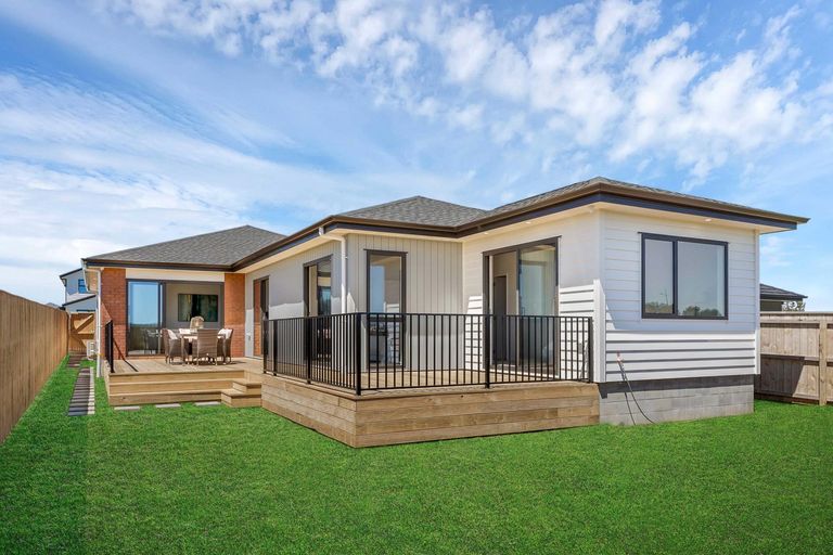 Photo of property in 27 Korowhiti Road, Clarks Beach, 2122