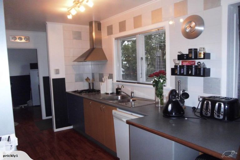 Photo of property in 2 Taupo Street, Green Bay, Auckland, 0604