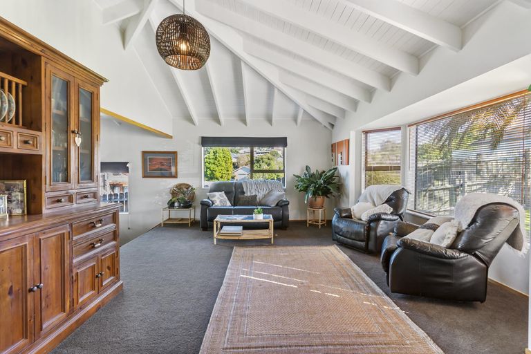 Photo of property in 33 Channing Crescent, Botany Downs, Auckland, 2010