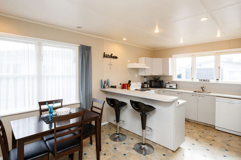 Photo of property in 18 Catlins Crescent, Milson, Palmerston North, 4414