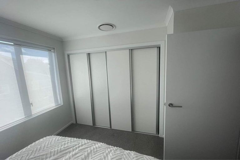 Photo of property in 8 Wharara Lane, Massey, Auckland, 0614