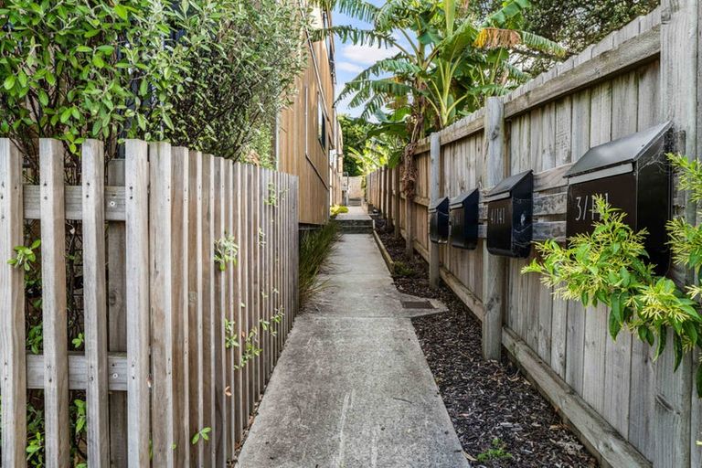 Photo of property in 2/141 Wallace Road, Mangere Bridge, Auckland, 2022