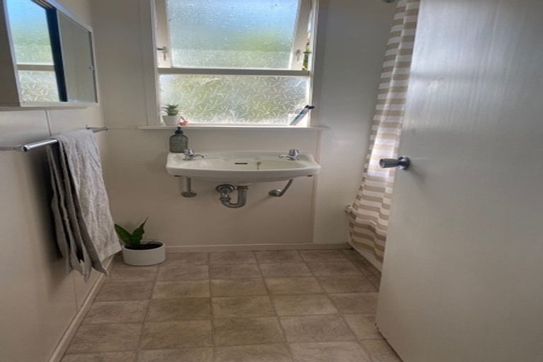 Photo of property in 96 Lantana Road, Green Bay, Auckland, 0604