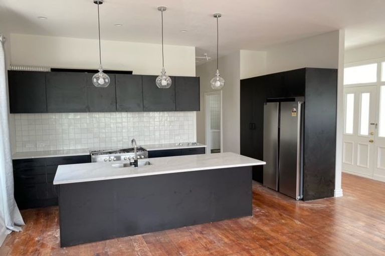 Photo of property in 68 Northland Road, Northland, Wellington, 6012