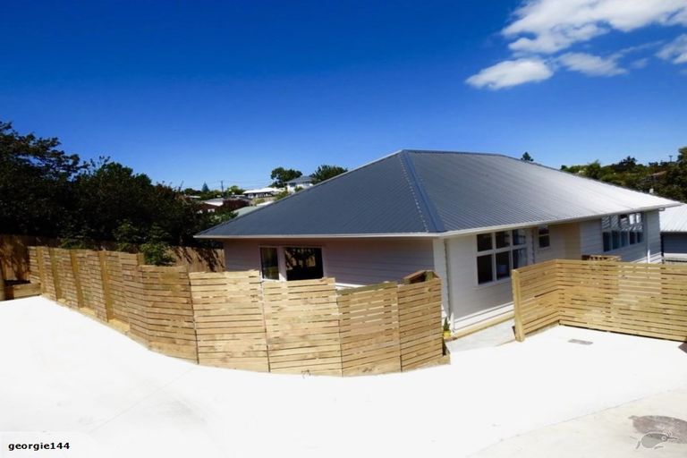 Photo of property in 6 Sheehan Road, Te Atatu South, Auckland, 0610