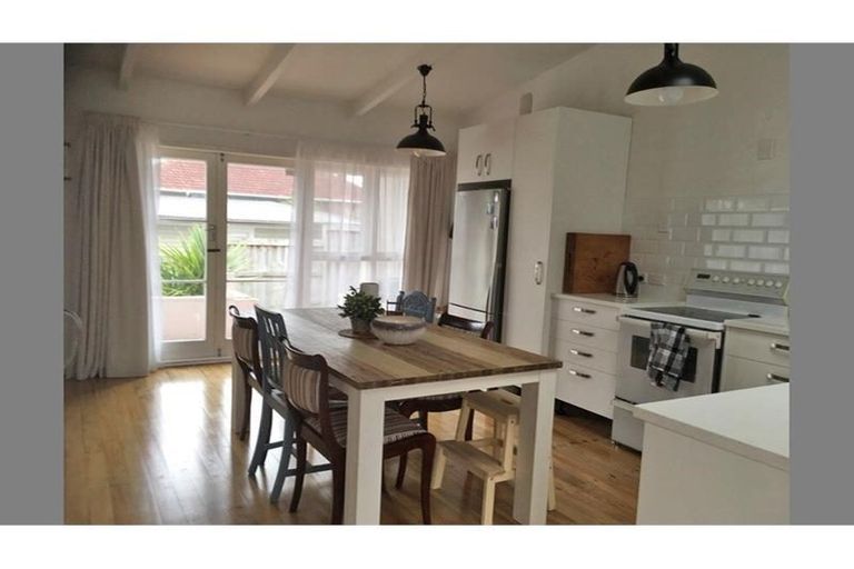 Photo of property in 2/199 Titirangi Road, Titirangi, Auckland, 0604