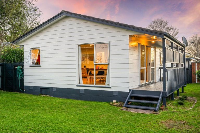 Photo of property in 92b Beach Road, Te Atatu Peninsula, Auckland, 0610
