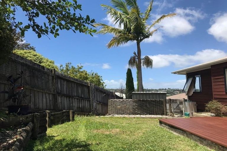 Photo of property in 2/21 Heathglen Place, Bayview, Auckland, 0629
