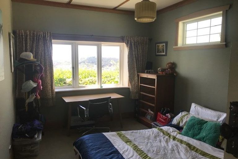 Photo of property in 102 Kelburn Parade, Kelburn, Wellington, 6012