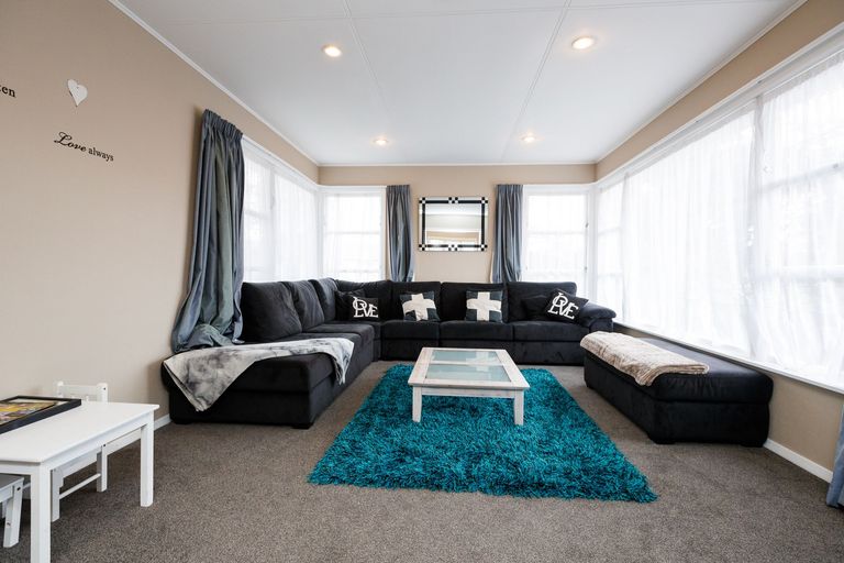 Photo of property in 18 Catlins Crescent, Milson, Palmerston North, 4414