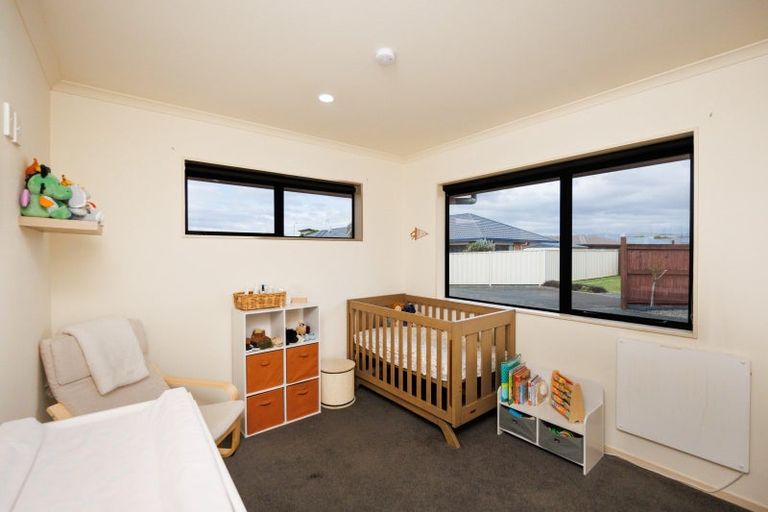 Photo of property in 17 Daniel Place, Kelvin Grove, Palmerston North, 4414