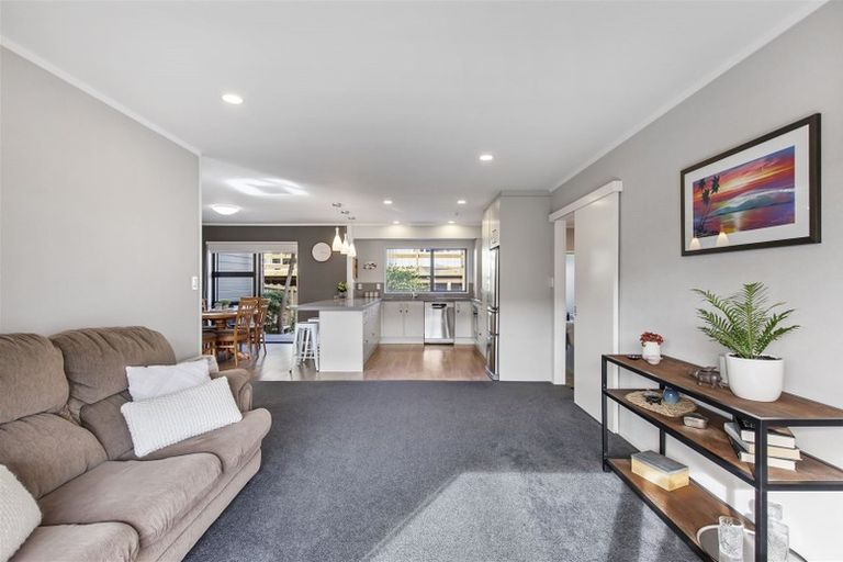 Photo of property in 4 Pinewood Grove, Botany Downs, Auckland, 2010