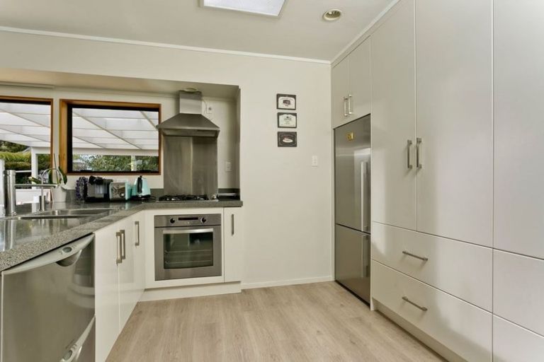 Photo of property in 2/33 Korotaha Terrace, Rothesay Bay, Auckland, 0630