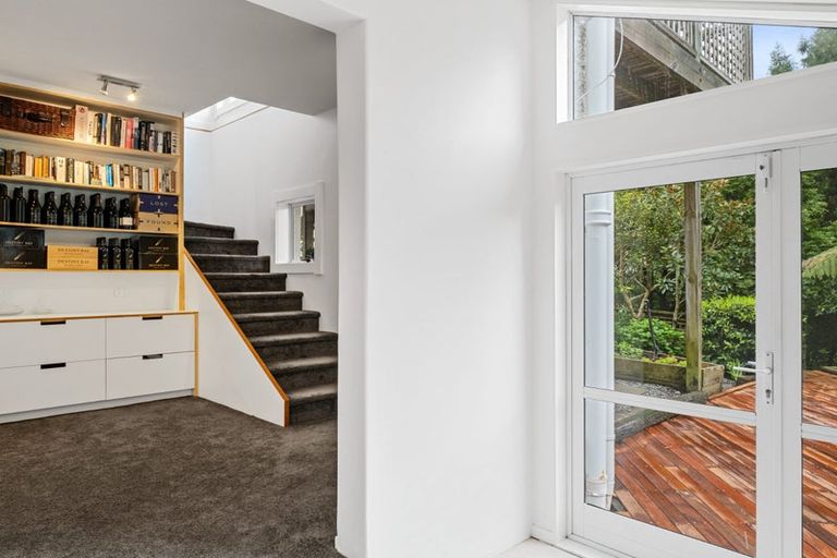 Photo of property in 6 Mollyhawk Place, Birkenhead, Auckland, 0626