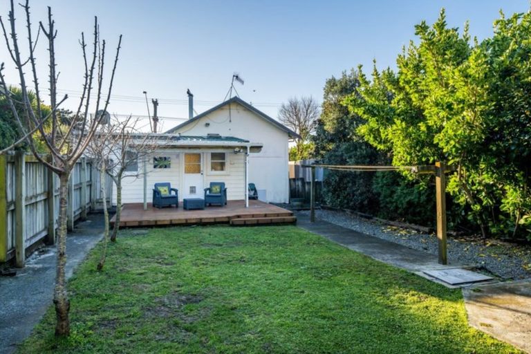 Photo of property in 2 Te Pari Pari Road, Pukerua Bay, 5026