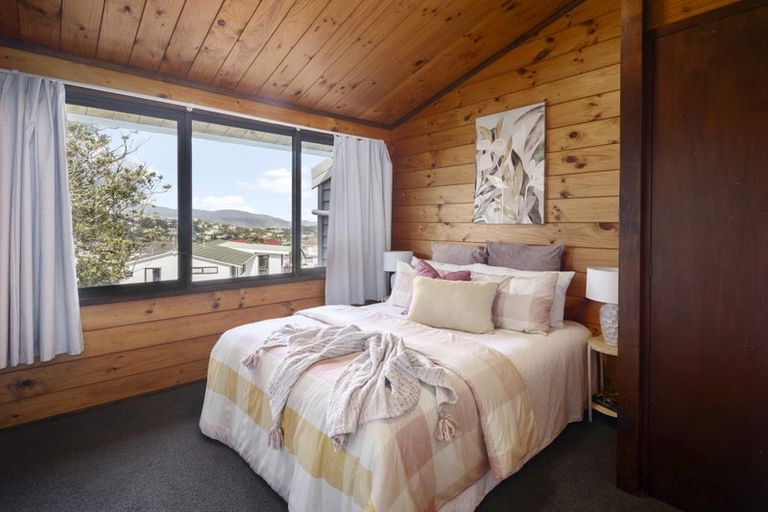 Photo of property in 5 Arahanga Grove, Maupuia, Wellington, 6022