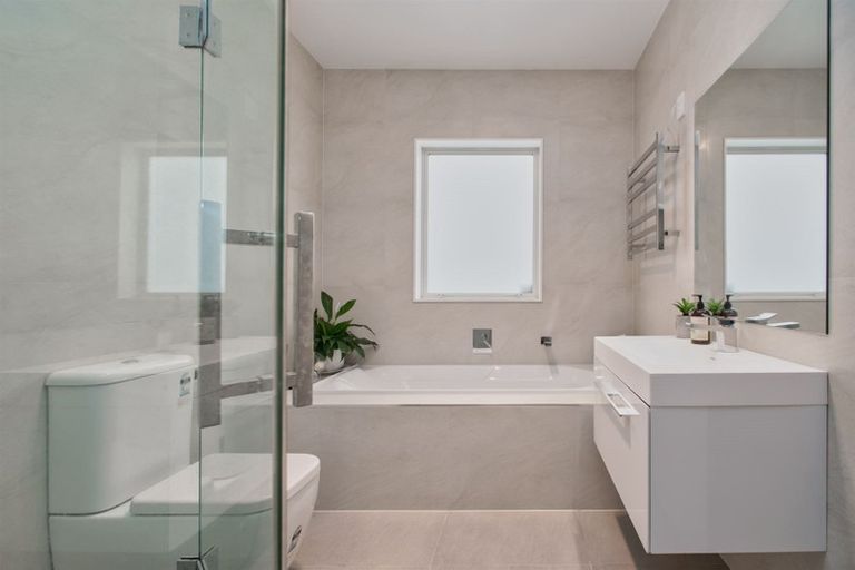 Photo of property in 11 San Casello Rise, Henderson, Auckland, 0612