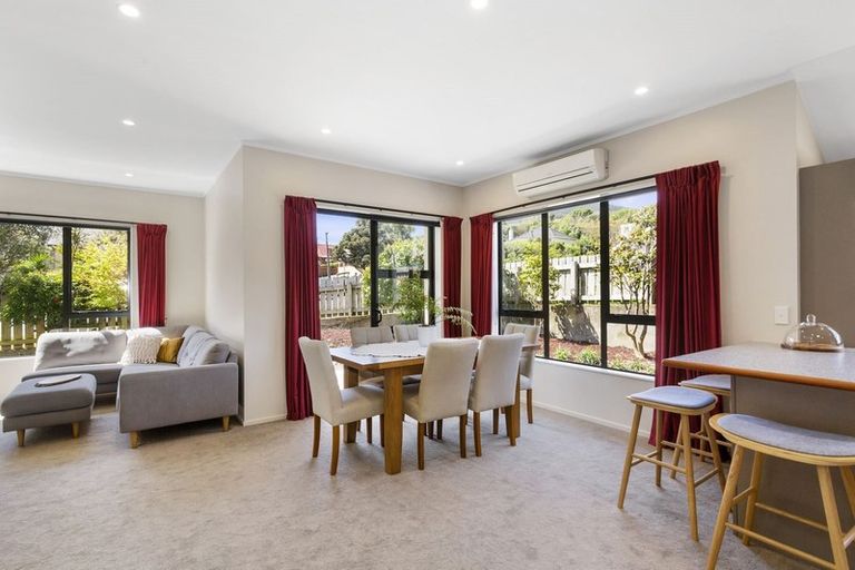 Photo of property in 5 Ranui Terrace, Tawa, Wellington, 5028