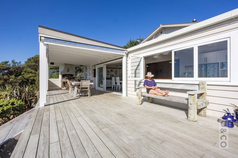 Photo of property in 10 Kaipara View Road, Helensville, 0875